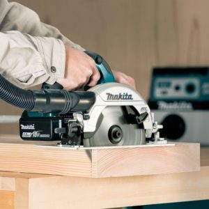 Makita Akkupyörösaha DHS660Z sahaamassa