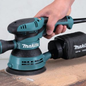 Makita BO5041 epäkeskohiomakone hiomassa puupintaa tarkasti ja tehokkaasti.