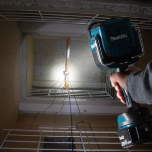 Makita Käsivalaisin DML812 18v - kätevä ja tehokas LED-valaisin, joka toimii 14,4V ja 18V LXT®-akuilla. - 88381896245