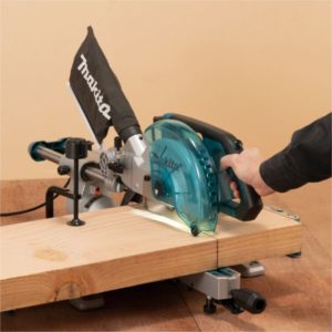 Makita LS0816F katkaisemassa leveää puukappaletta tarkasti ja tehokkaasti.