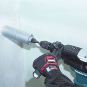 Makita PoravasaraHR3210FCT 850 W • SDS-PLUS • 32 mm • 4,9 JTärinävaimennettu raskaaseen ammattikäyttöön soveltuva kolmetoiminen poravasara vaihtoistukalla